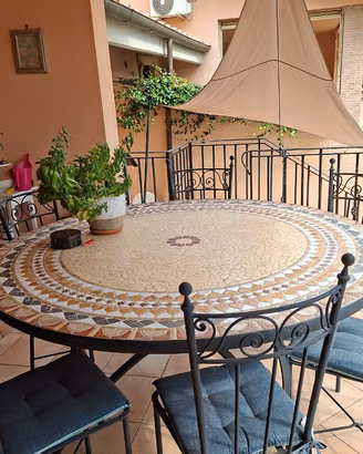 Tavolo in ferro battuto con piano a mosaico