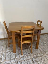 Tavolo, sedie e stipetti da cucina