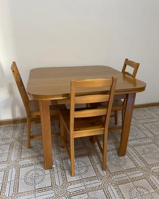 Tavolo, sedie e stipetti da cucina