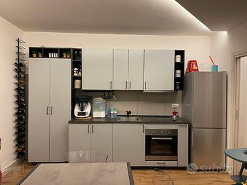 Cucina Ikea con piano induzione e Frigorifero