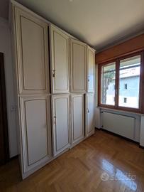 Grande armadio vintage in legno bianco e dorato