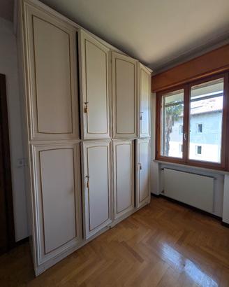 Grande armadio vintage in legno bianco e dorato