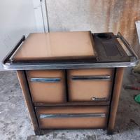Stufa a legna con cucina