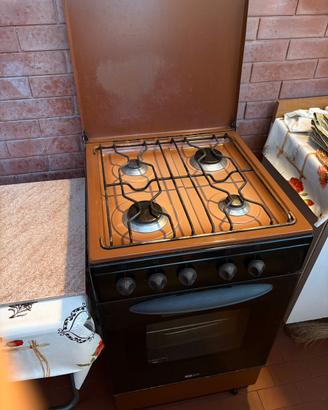 Stufa quattro fornelli e forno