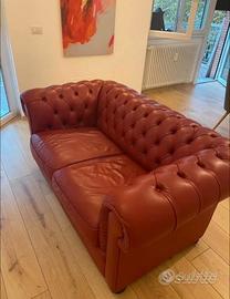 Divano Chesterfield rosso due posti