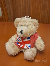 orsacchiotto di peluche souvenir che indossa la ba