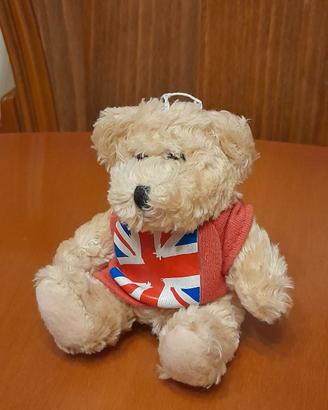 orsacchiotto di peluche souvenir che indossa la ba