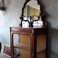 Vetrina cristalliera in noce e radica.