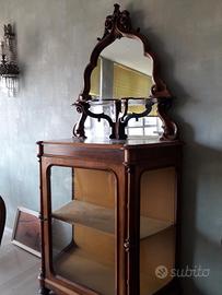 Vetrina cristalliera in noce e radica.