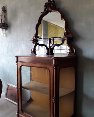 Vetrina cristalliera in noce e radica.