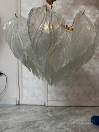 lampadario con foglie di murano in vetro