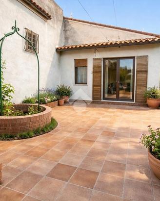 CASA SEMINDIPENDENTE A CARINARO