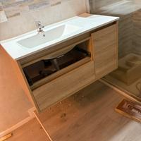 Mobile bagno sospeso con lavabo e specchio