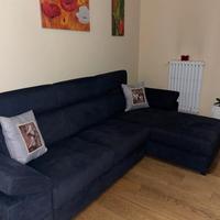 Divano nuovo ,condizioni perfette .