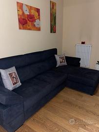 Divano nuovo ,condizioni perfette .