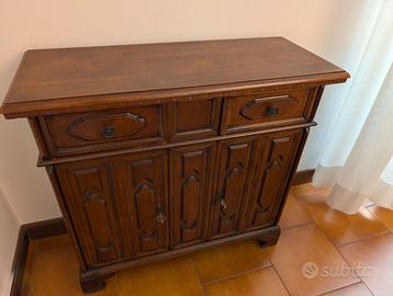 Mobiletto in legno con ante e cassetti