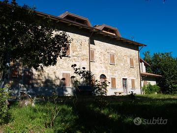 Podere con fabbricati e terreni