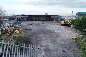 Terreno uso deposito con capannone coperto