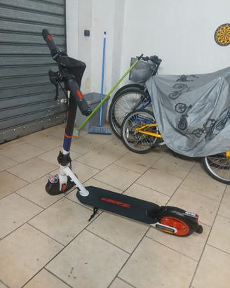 monopattino elettrico aprilia esrz2