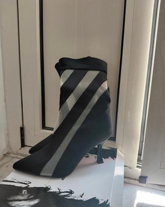 Stivale con dettagli trasparenti