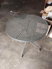 Tavolo in ferro per giardino