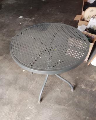 Tavolo in ferro per giardino