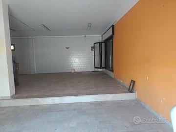 Locali con serranda fronte strada