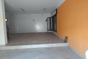 Locali con serranda fronte strada