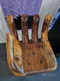 Sedia in legno a forma di mano