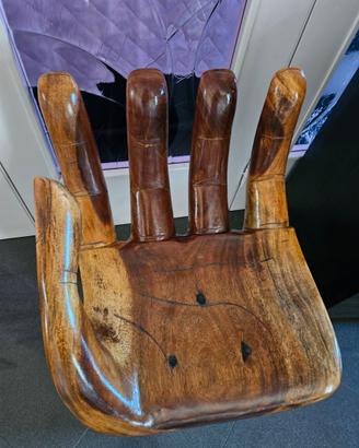 Sedia in legno a forma di mano
