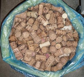 Tappi di sughero usati, di vario genere.