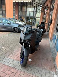 X MAX 300 2025
