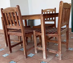 Tavolo in legno da giardino