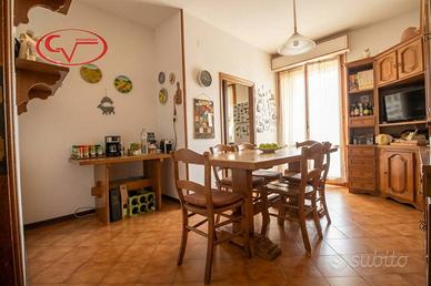 Appartamento di 100 m² con 5 locali a Montevarchi