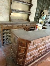 Mobile bar da taverna in legno e finitura d'ottone
