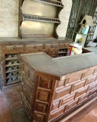 Mobile bar da taverna in legno e finitura d'ottone