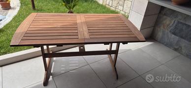 Tavolo in legno da giardino
