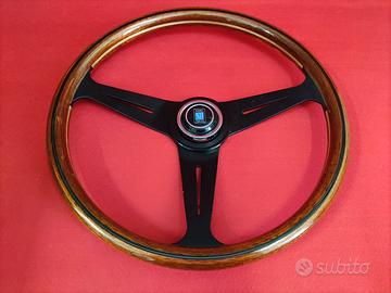 Volanti auto epoca vintage pelle legno Nardi Momo