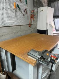 Banco da lavoro con morsa