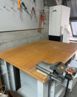 Banco da lavoro con morsa