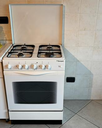 Piano cottura con forno integrato e cappa