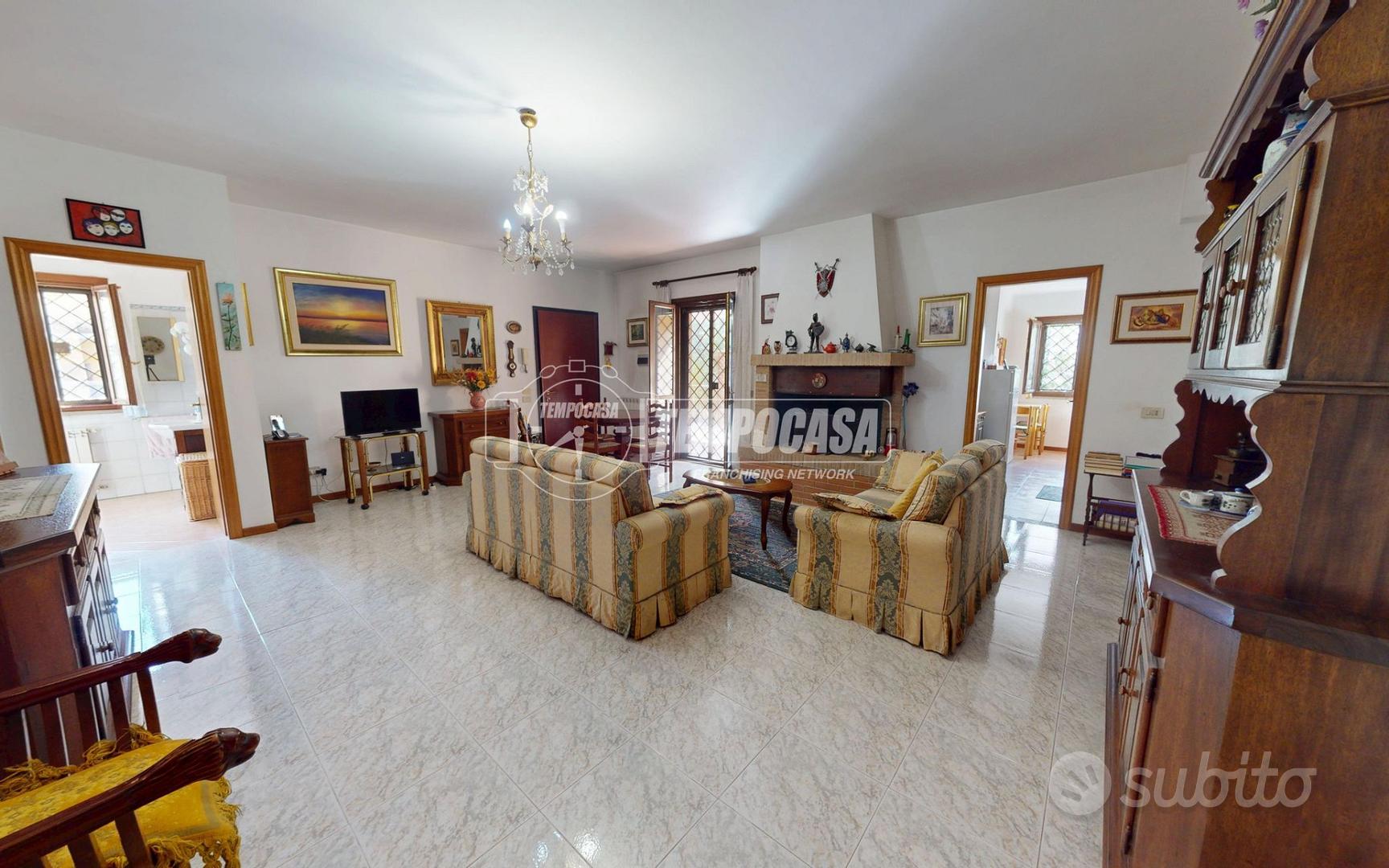 VILLA QUADRIFAMILIARE SU TRE LIVELLI CON BOX AUTO - Vista 4