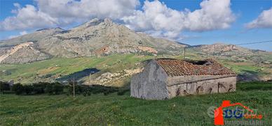 Terreno con rudere in Contrada Comuni