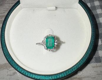 Anello platino diamanti e smeraldo
