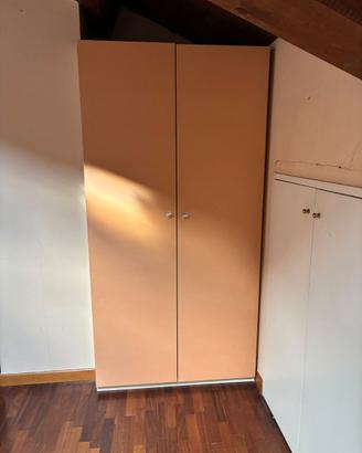 Armadio, scrivania e sedia