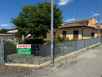 Abitazione con terreno, magazzini e garage