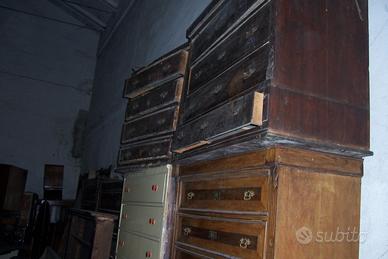 Oggetti mobili antichi di diverse tipologie