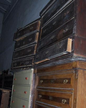 Oggetti mobili antichi di diverse tipologie