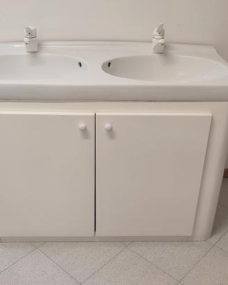 Mobile bagno con due lavandini e rubinetteria