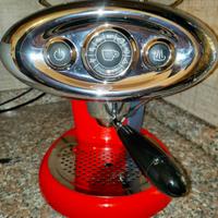 Nuovissima macchina per caffè in capsule Illy